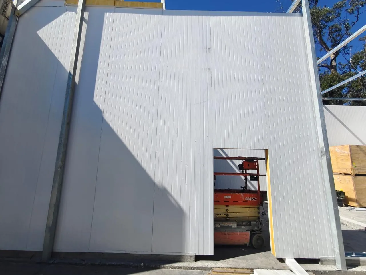Estructura de acero y cerramiento parcial de panel de una cámara frigorífica de gran tamaño en construcción
