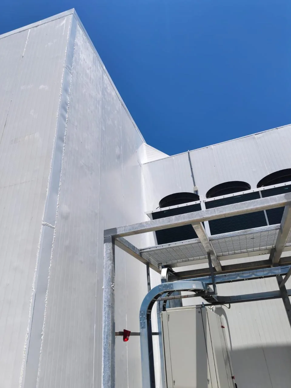 Batería de condensadores de refrigeración montada sobre una plataforma metálica en la cubierta