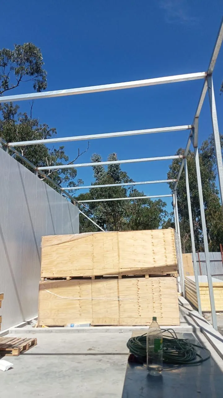 Pórtico de acero montado sobre el radier con los cajones de los equipos de refrigeración a un costado
