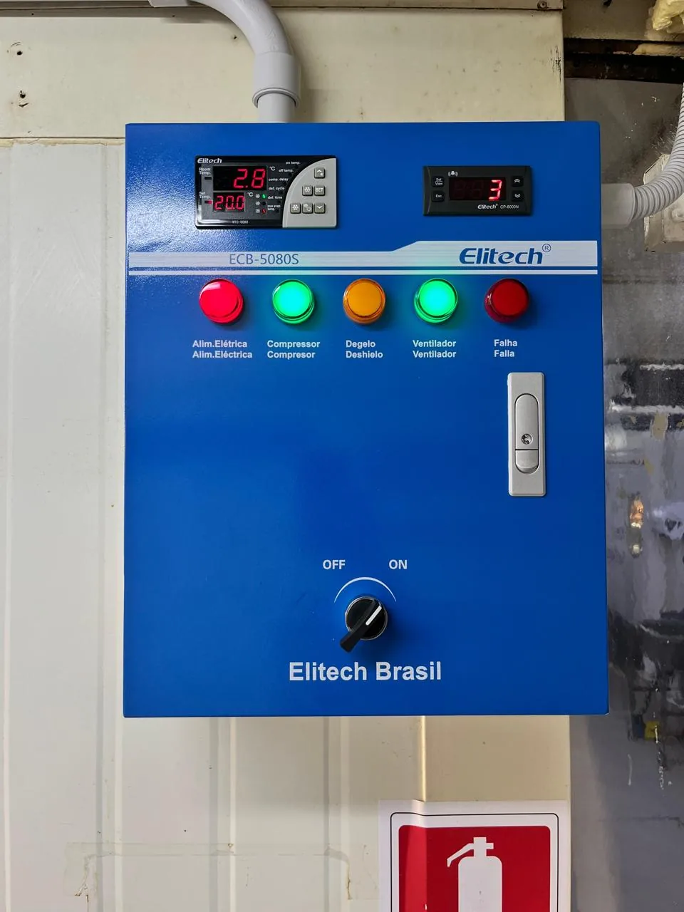 Tablero de control de refrigeración marcando 2,8 °C de temperatura de cámara