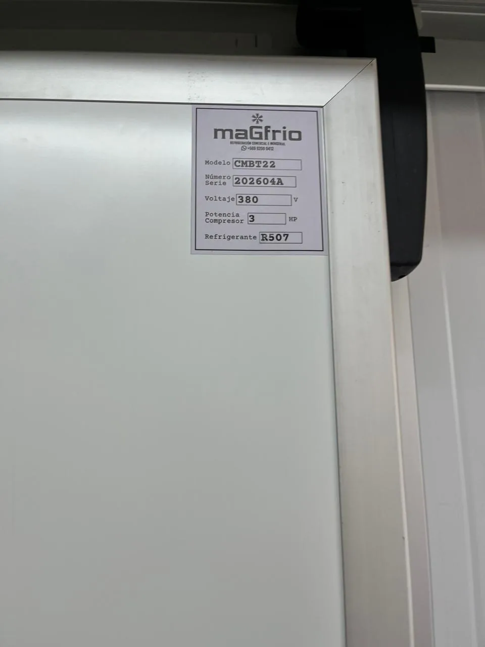 Placa de identificación Magfrio en la puerta de una de las cámaras