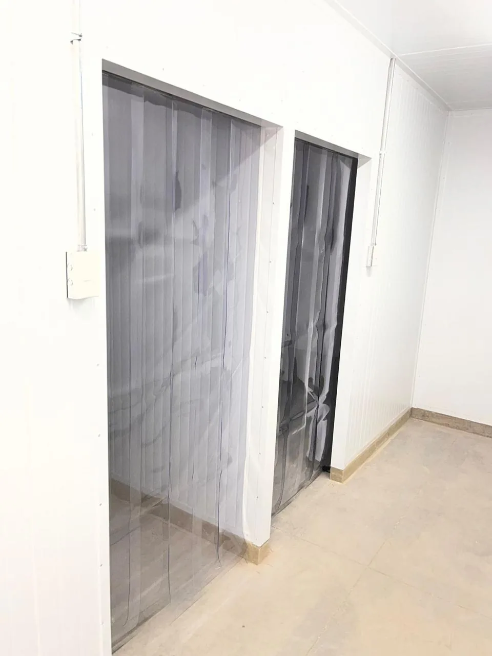Dos vanos de cámara contiguos con cortinas de lamas de PVC