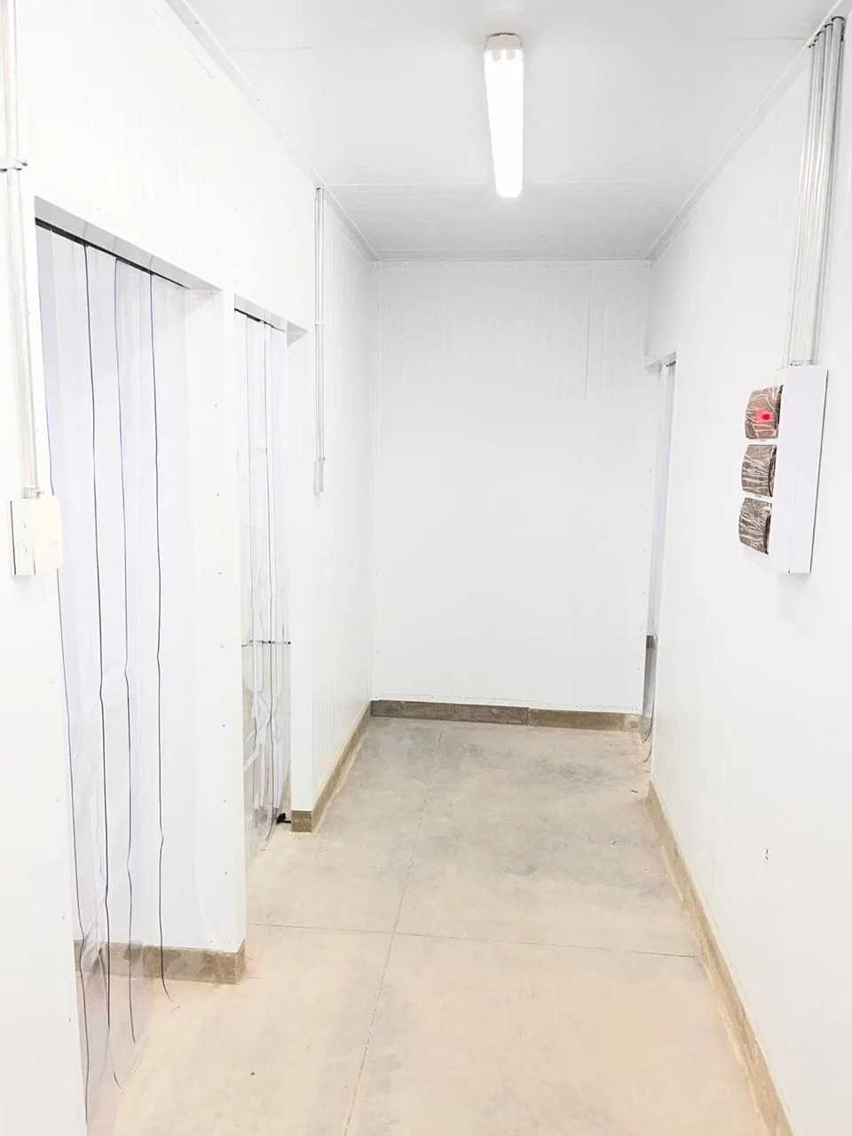 Pasillo de panel aislado con un vano de cámara y el piso de hormigón terminado